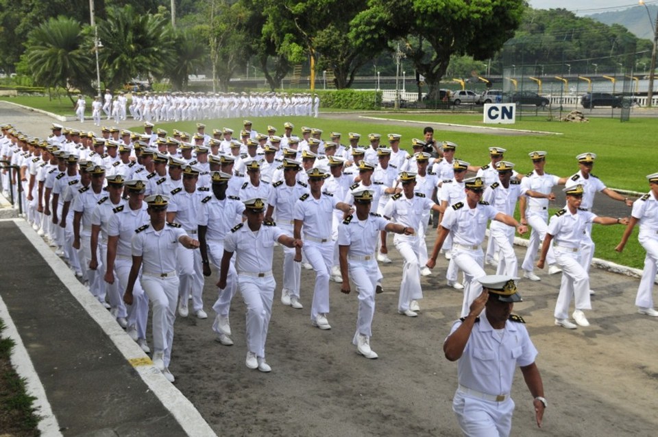 Para ilustrar a atuação dos profissionais que forem selecionados no concurso público, a foto mostra diversos homens com uniforme da Marinha do Brasil marchando