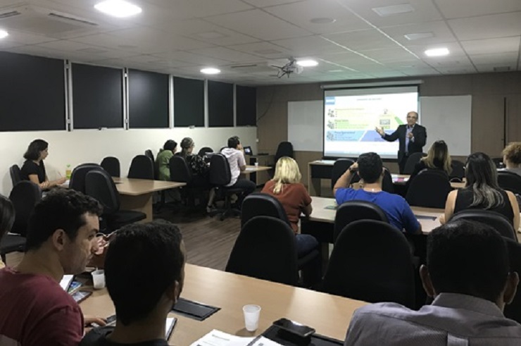 Sala de aula com professor e alunos