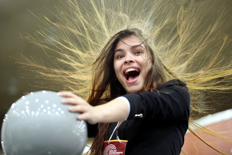 Menina com o cabelo arrepiado devido à estática. Foto do evento de 2017