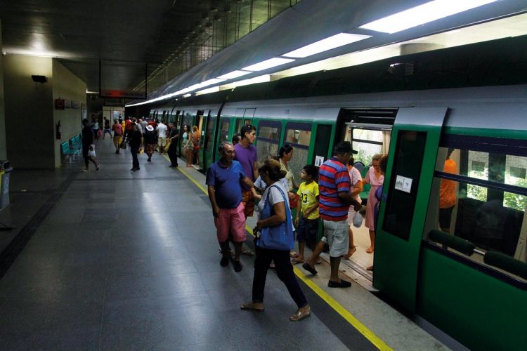 Pessoas entrando e saindo do metrô de Fortaleza 