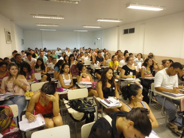 Sala de aula com alunos do cursinho