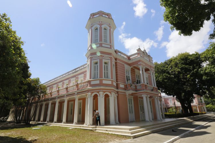 Fachada da Universidade Federal do Ceará, onde professores tutores serão lotados. 