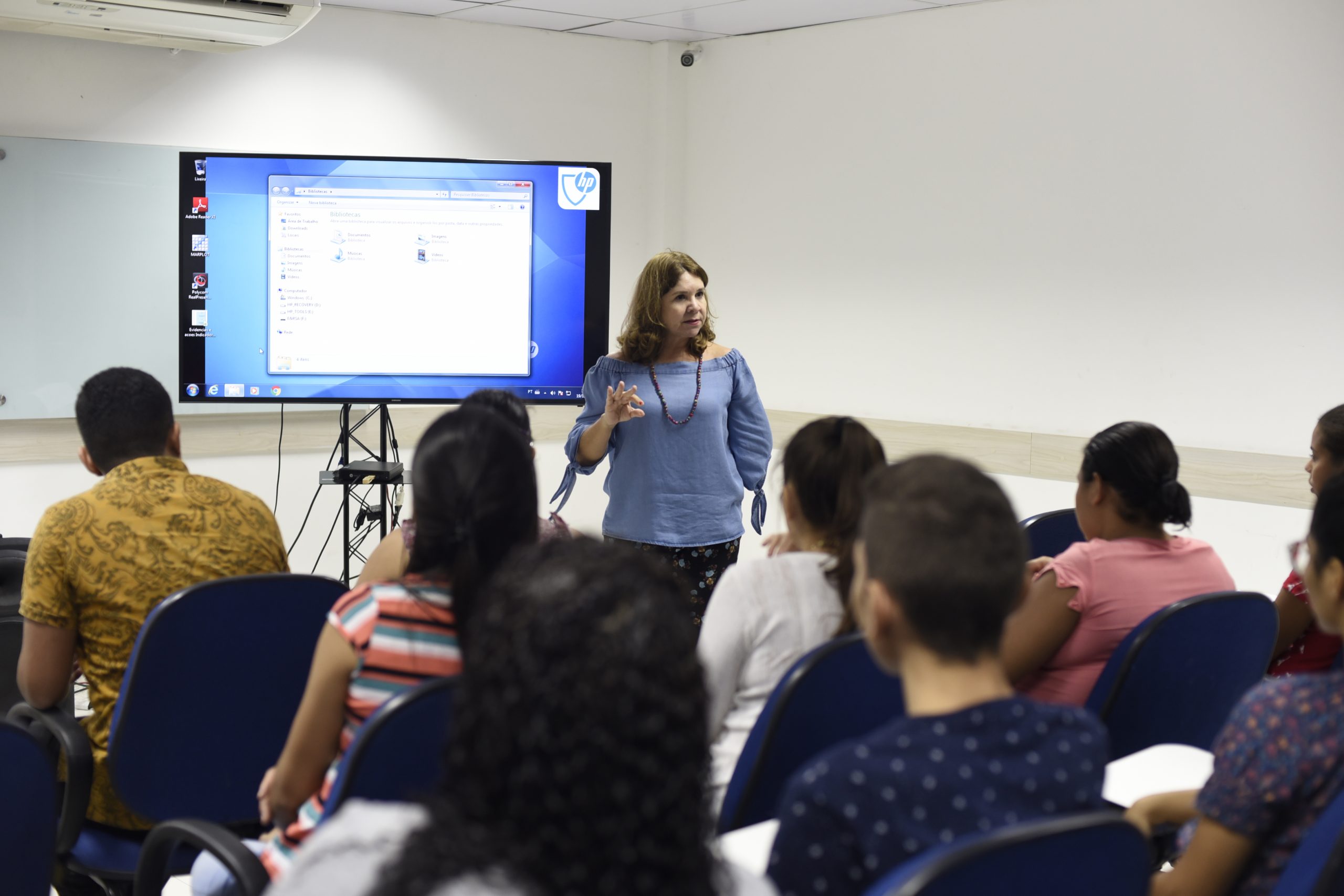 Alunos atentos às explicações da professora durante cursos ofertados pela Cagece