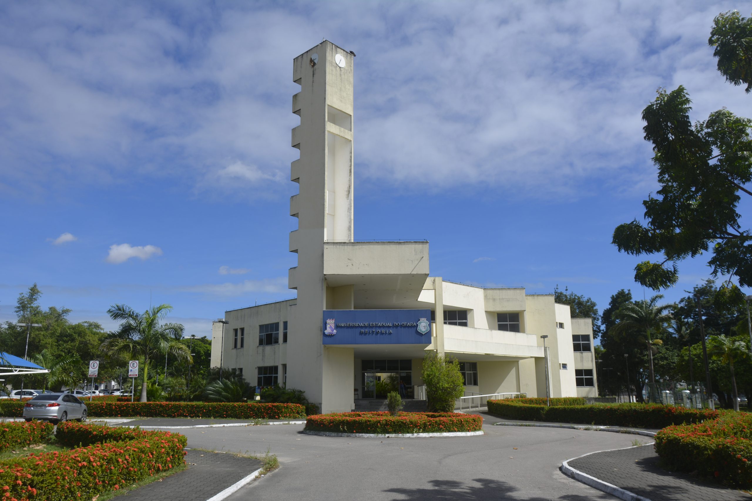 Fachada da Universidade Estadual do Ceará