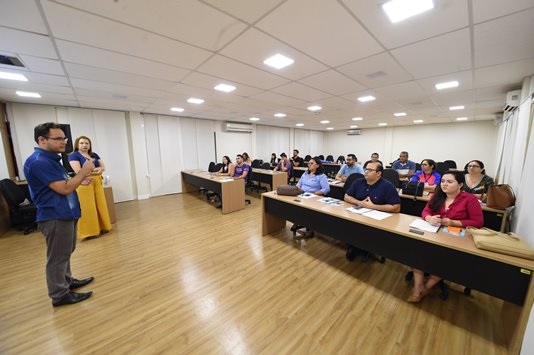 professor palestrando no auditório do iel