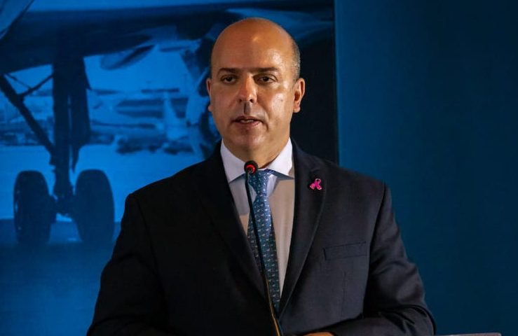 Retrato do secretário especial Carlos da Costa vestido de terno, falando em um microfone. Ele participará da Mobilização pelo Emprego e Produtividade 