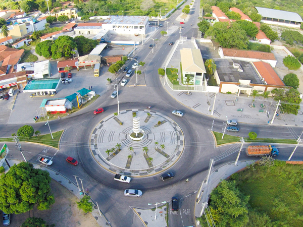 Imagem panorâmica da praça central do Eusébio