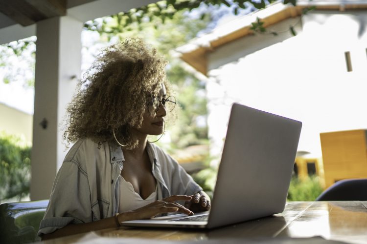 Mulher em frente a um notebook; Ferramentas do Google ajudam no trabalho home office