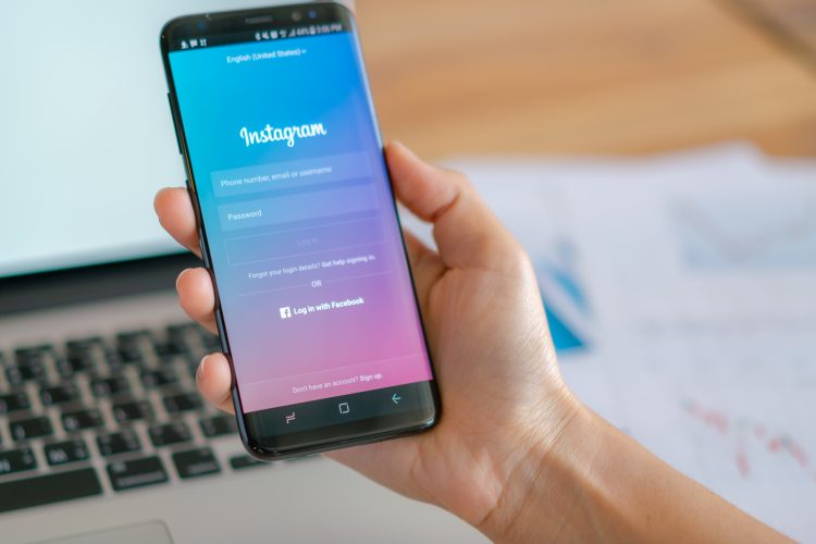 Mão segurando smartphone com app do Instagram, plataforma onde ICC fará lives sobre mercado de trabalho