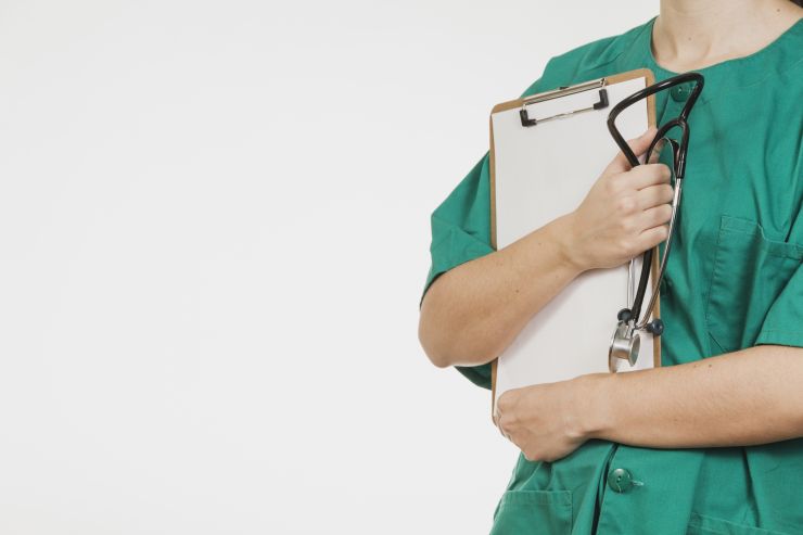 Enfermeira segurando estetoscópio e fichas médicas; profissionais da saúde são selecionados pela Unimed Fortaleza