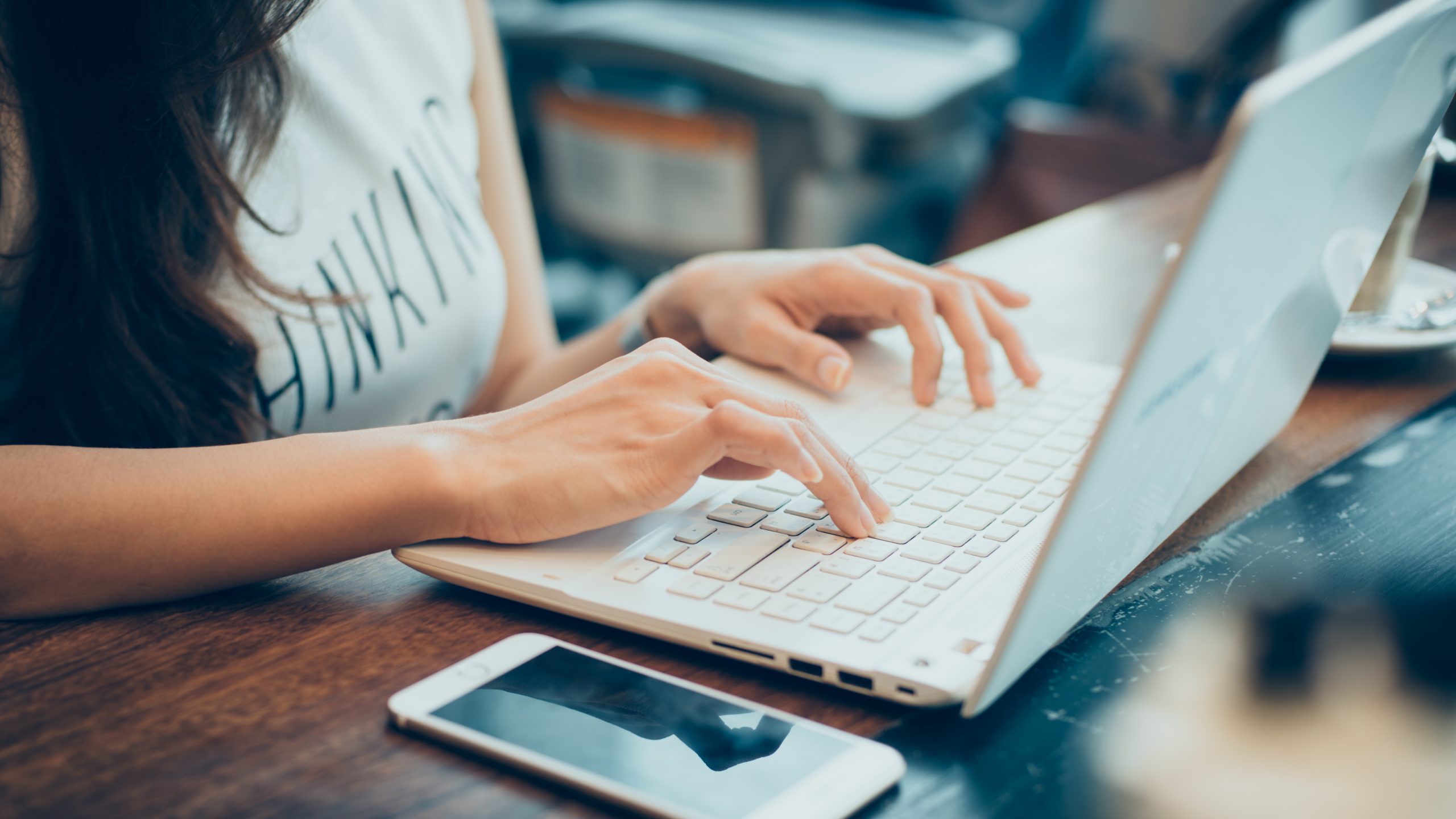 Mulher digitando no notebook; há vagas para profissionais da tecnologia