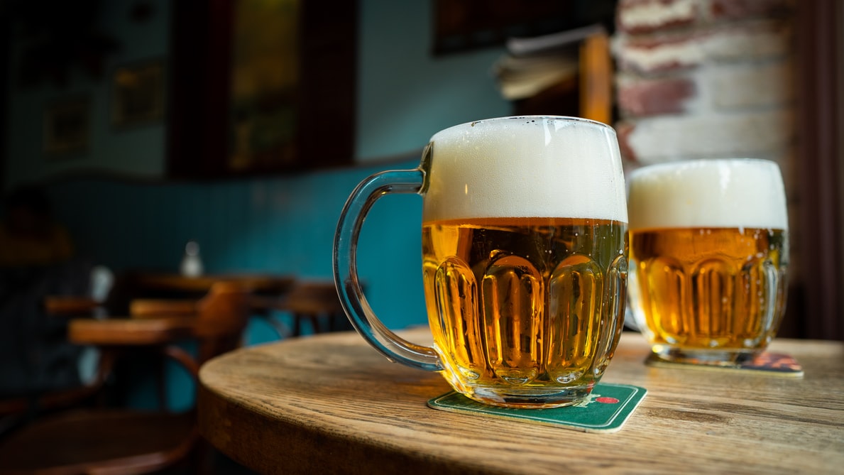 curso online de cervejaria: duas cervejas em cima de uma mesa