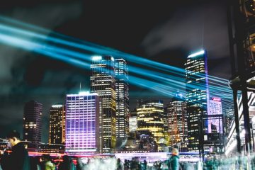 Revolução digital: na imagem, uma foto noturna da capital australiana, Sydney, com muitos prédios luminosos e altos